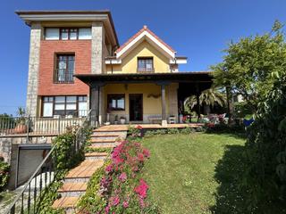 Xalet en Boo. Casa con piscina en boo de pilagos