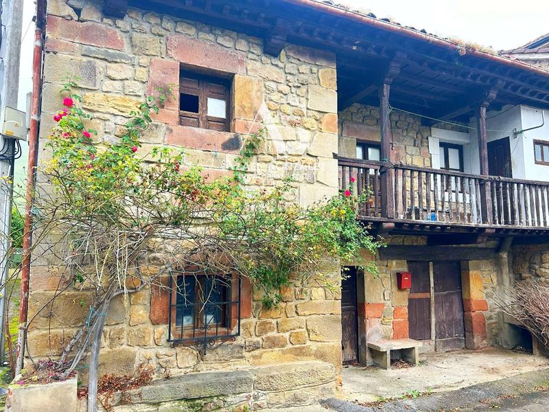 Foto 6fbeac4c-ac27-4b9e-b1bb-a2c9a809d434. Casa adosada casona para reformar en cosío en Rionansa
