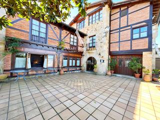 Edificio  Cuevas de altamira. Villa de lujo en santillana del mar