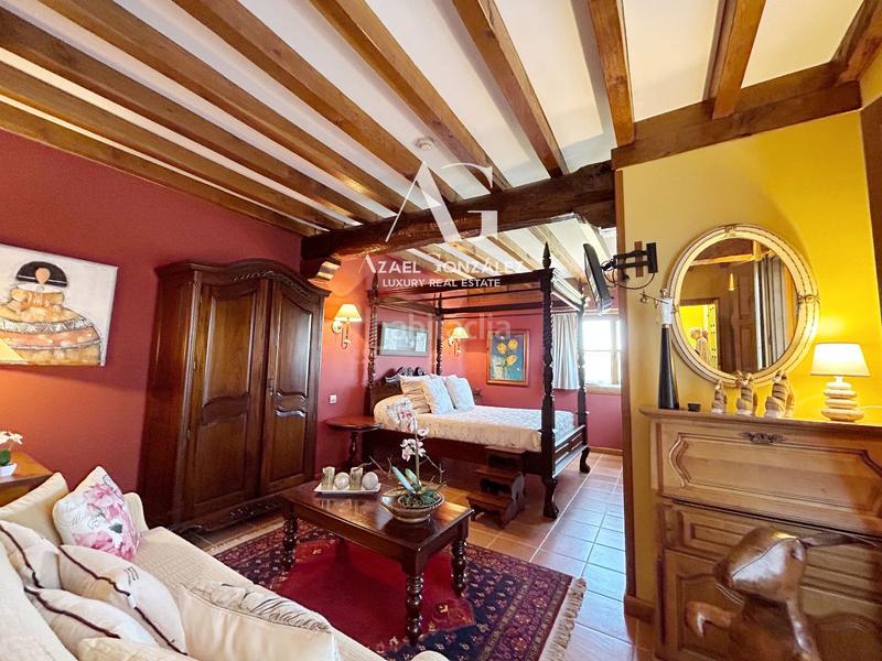 Foto bf70b68c-038a-4c9d-9313-02f40a30d97a. Edificio villa de lujo en Santillana del Mar