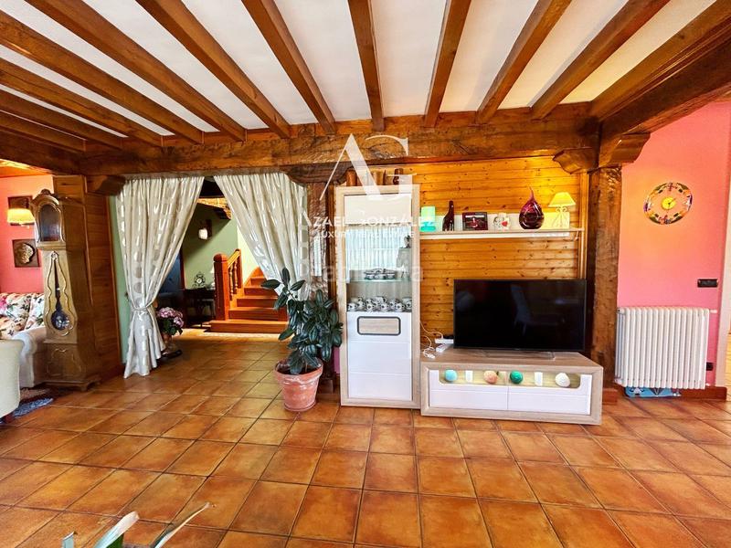 Foto d620aab3-335e-464e-a157-b033672470da. Edificio villa de lujo en Santillana del Mar