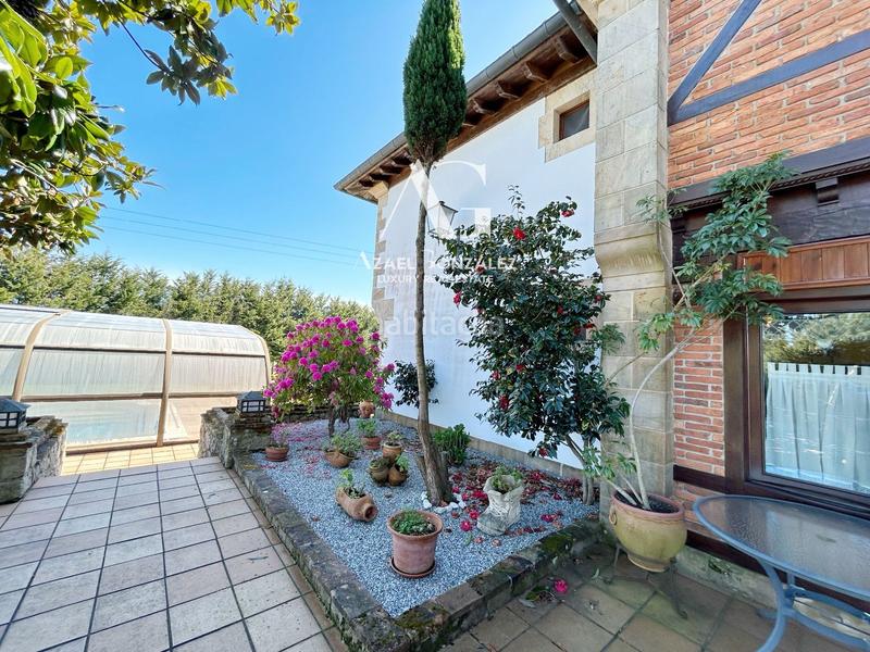 Foto f8bf3810-c696-4f40-a010-a82c440c5ad7. Edificio villa de lujo en Santillana del Mar