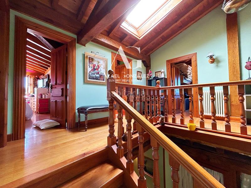 Foto fad83d24-3396-4fb1-8ccd-f7dc28711c58. Edificio villa de lujo en Santillana del Mar
