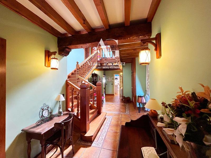 Foto fd1ba2d6-0a77-41f0-8de0-fa867830c690. Edificio villa de lujo en Santillana del Mar