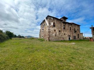 Edificio  Viveda la valleja. Palacio calderón de la barca