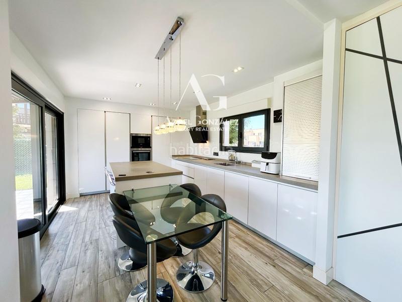 Foto f266783f-a420-4401-9512-df2354b795f2. Xalet amb calefacció aparcament a Alisal - San Román Santander