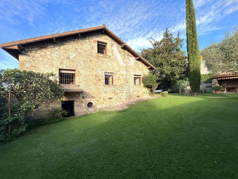 Foto e8df7d8f-1fa4-49c0-a831-a493e462c436. Casa amb calefacció aparcament a Sierrapando Torrelavega