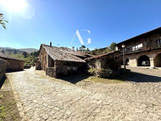 Casa adossada en Caburniga. Antigua cuadra con socarrena para reformar en carmona, joya rura