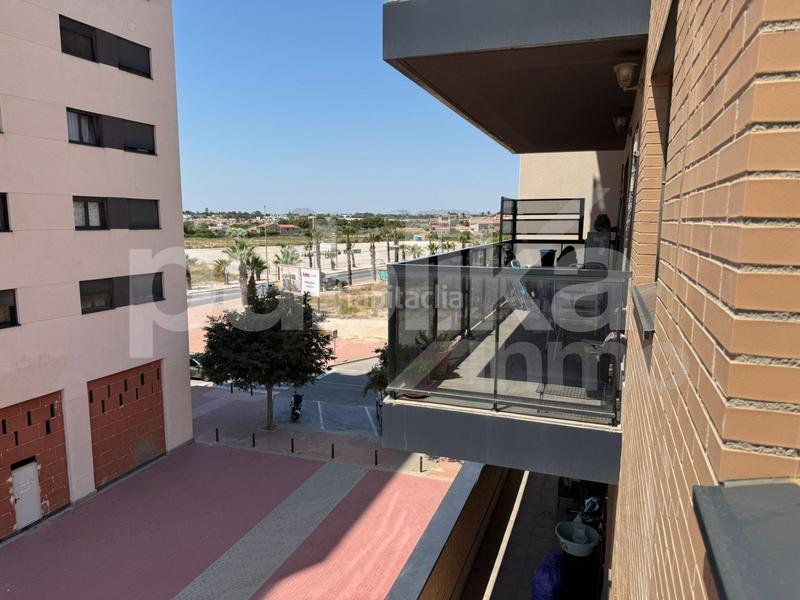 Foto 4bffc827-f30b-434d-a685-9dadb7ac09f9. Piso amplio y luminoso piso en campello playa, a solo 800 metros del mar en Campello (el)