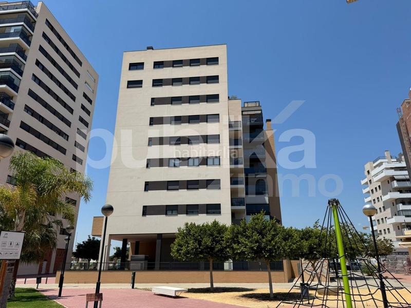 Foto b203f773-1bde-40bd-8b30-383d222f96c4. Piso amplio y luminoso piso en campello playa, a solo 800 metros del mar en Campello (el)