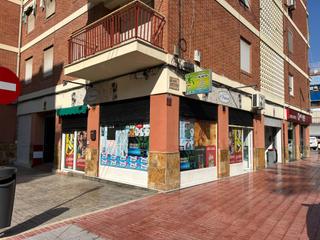 Location Local commercial à Calle palencia 4. Alquiler de local en zona palmeral.