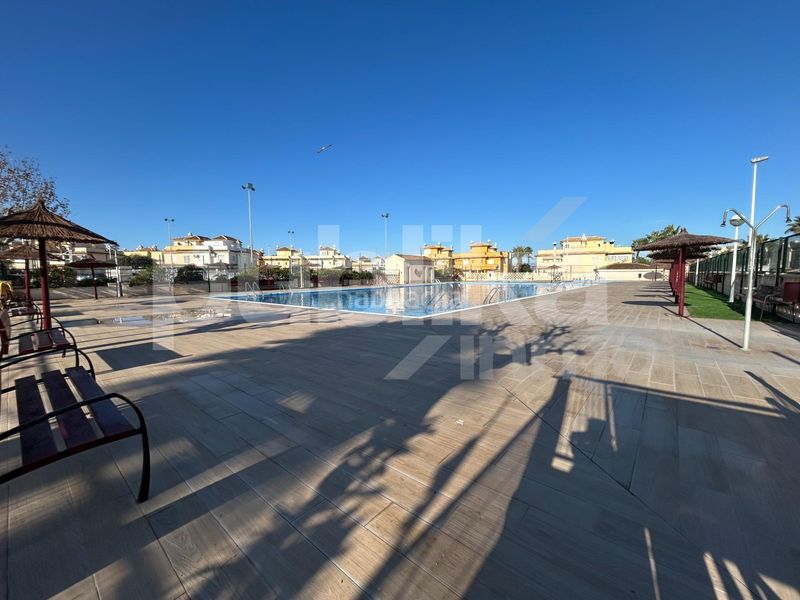 Foto abff4ac4-bf88-46f8-a7be-86399ffd9f08. Casa adossada a monte de sta pola 35 a Monte Faro-Altomar II Santa Pola