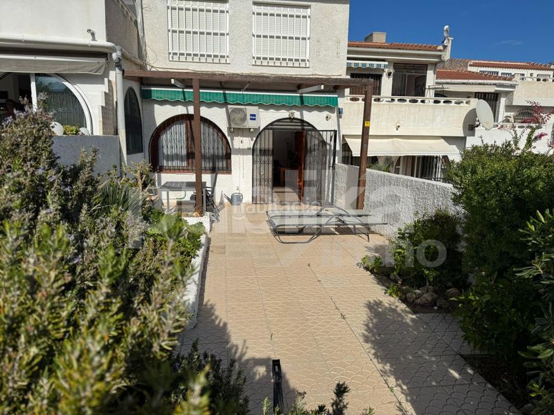 Foto 52448bcf-b9f3-466b-b4ba-68e15607737f. Casa adossada amb piscina a Torreblanca Torrevieja