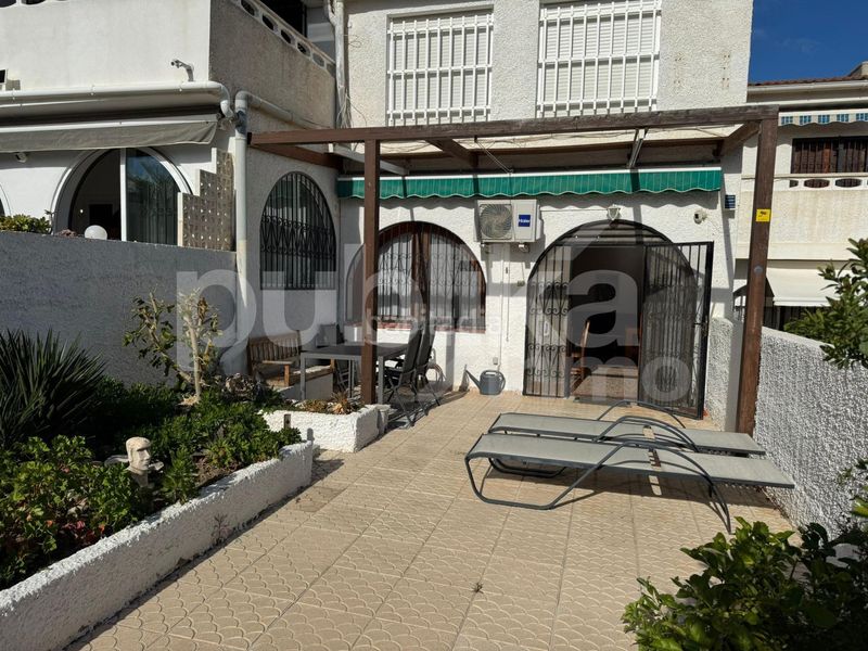Foto adf31b39-bf38-424e-84f7-62c9ec01950d. Casa adossada amb piscina a Torreblanca Torrevieja
