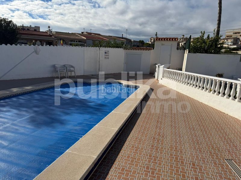 Foto ce3566d0-c734-4d38-859e-300b9e4b2c99. Casa adossada amb piscina a Torreblanca Torrevieja