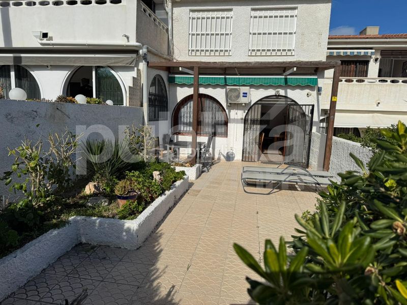 Foto f29f8d36-60ce-476e-8de5-7c15c2b8947d. Casa adossada amb piscina a Torreblanca Torrevieja