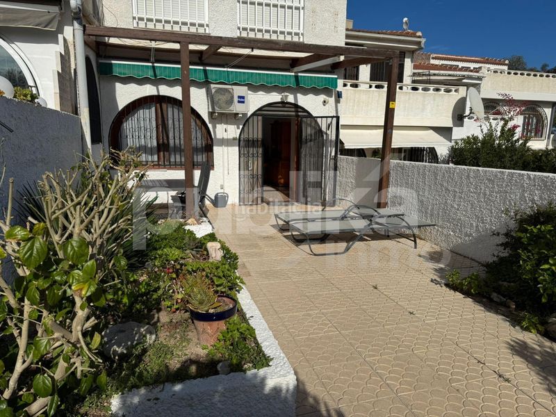 Foto faa03f94-8e69-467a-ae86-94ab989ce9ef. Casa adossada amb piscina a Torreblanca Torrevieja