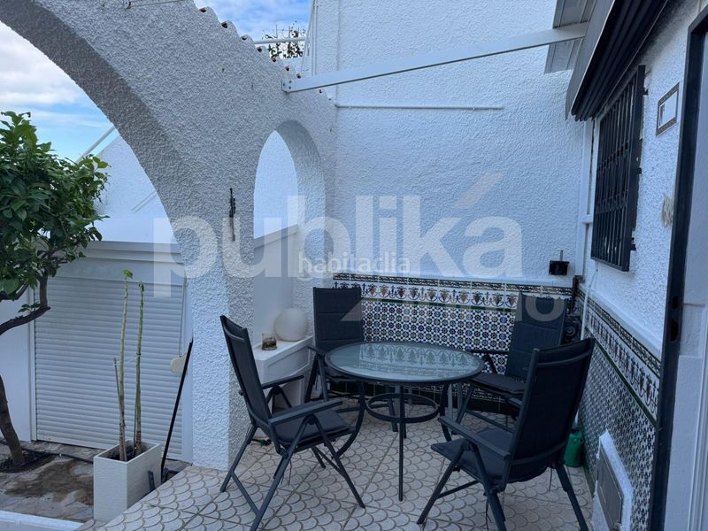 Foto 02a33620-4319-4d57-8319-8b3d34f36bf0. Casa adossada amb piscina a Torreblanca Torrevieja