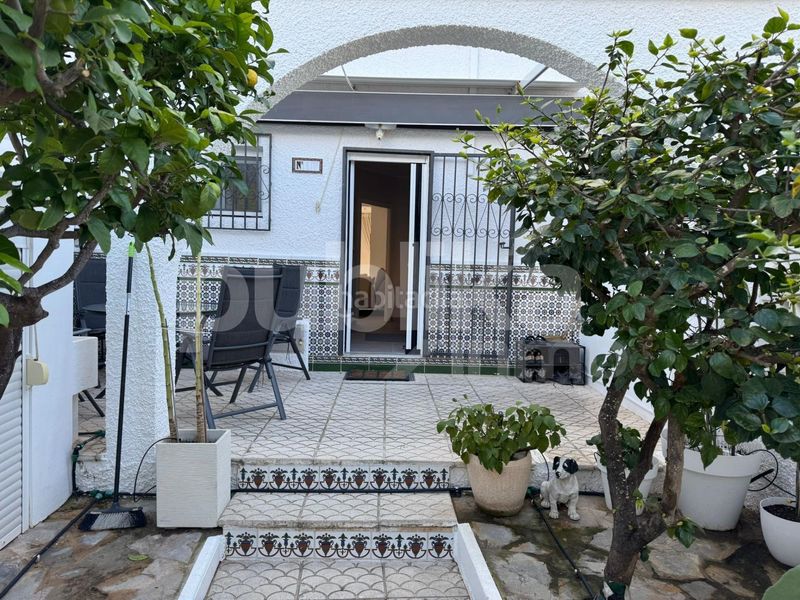 Foto 101e3eb2-fa6e-4e9d-b512-392a02976b10. Casa adossada amb piscina a Torreblanca Torrevieja