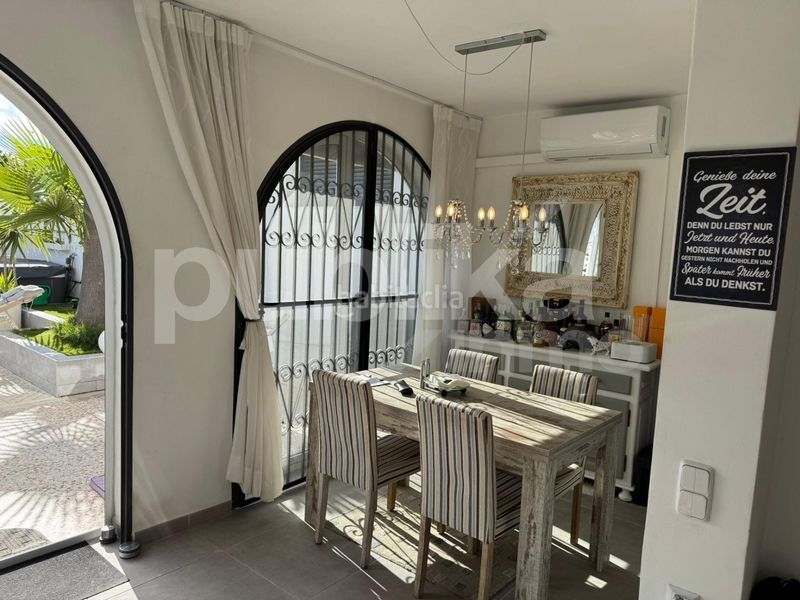 Foto 336722fc-30b0-455a-852e-6d9846f5bd00. Casa adossada amb piscina a Torreblanca Torrevieja