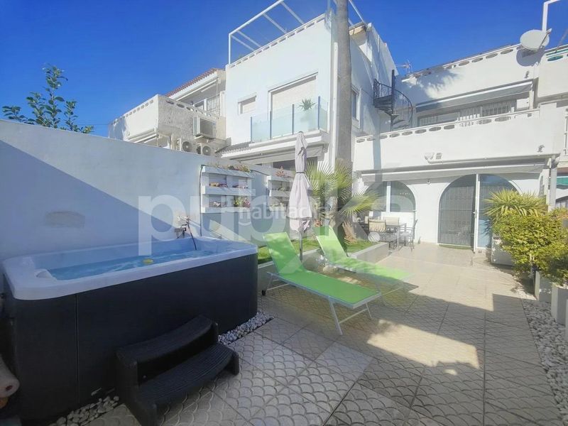 Foto 3415b9eb-a8f5-42b9-833f-9b415ad85413. Casa adossada amb piscina a Torreblanca Torrevieja