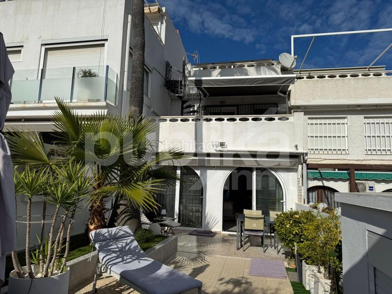 Foto 59298125-129f-4808-8f7f-1b927deb2bc2. Casa adossada amb piscina a Torreblanca Torrevieja