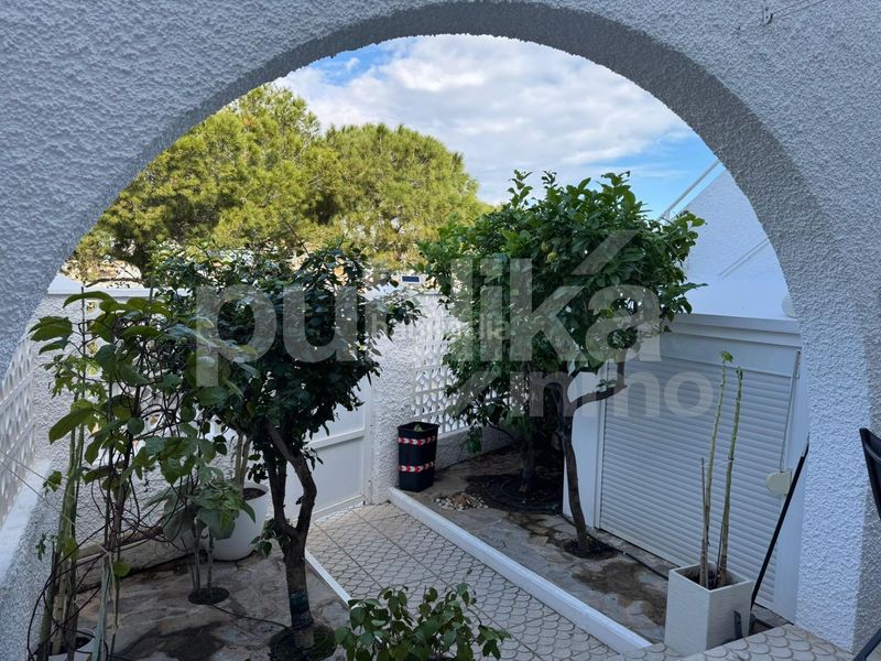 Foto 698fce7f-ffd2-45dc-99af-25dcf10e55c7. Casa adossada amb piscina a Torreblanca Torrevieja