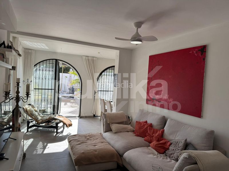 Foto 6f97cb2f-de2b-46bf-90a2-4213c5792f5f. Casa adossada amb piscina a Torreblanca Torrevieja