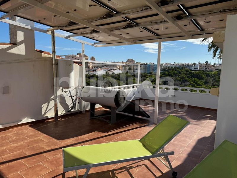 Foto 9851633f-d523-40a8-b0a6-0149243ba4e0. Casa adossada amb piscina a Torreblanca Torrevieja