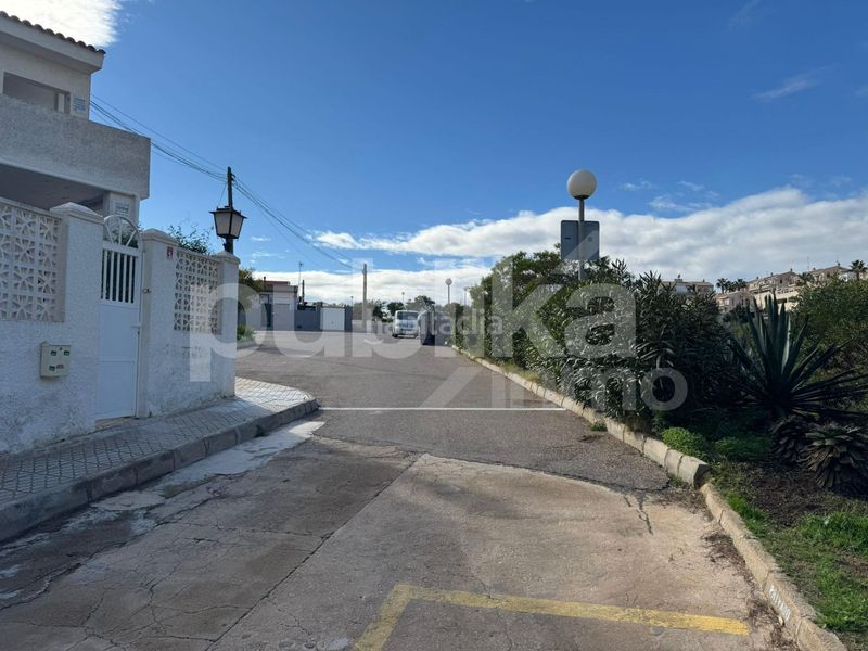 Foto 9f9d61b4-ef70-4fd6-be35-6bf8c9f93d29. Casa adossada amb piscina a Torreblanca Torrevieja