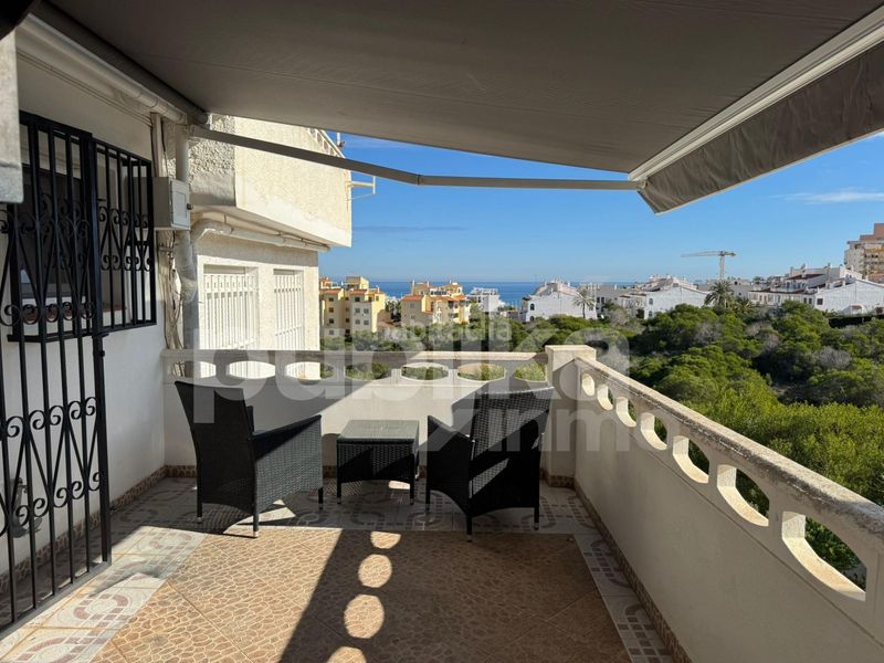 Foto b0dfc178-4624-4886-8c7f-40e1b4422259. Casa adossada amb piscina a Torreblanca Torrevieja