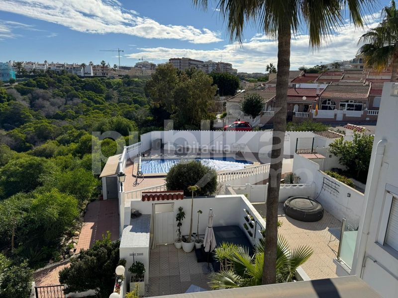 Foto c2e07b06-212f-4cc1-99c5-60e4d67ad6bd. Casa adossada amb piscina a Torreblanca Torrevieja