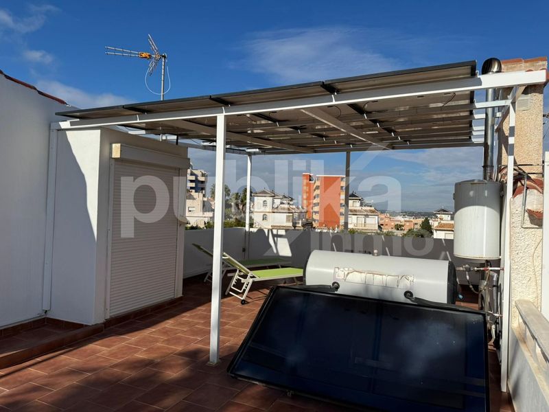 Foto c719a4bd-5639-44b8-b32c-ede3accd7d0c. Casa adossada amb piscina a Torreblanca Torrevieja