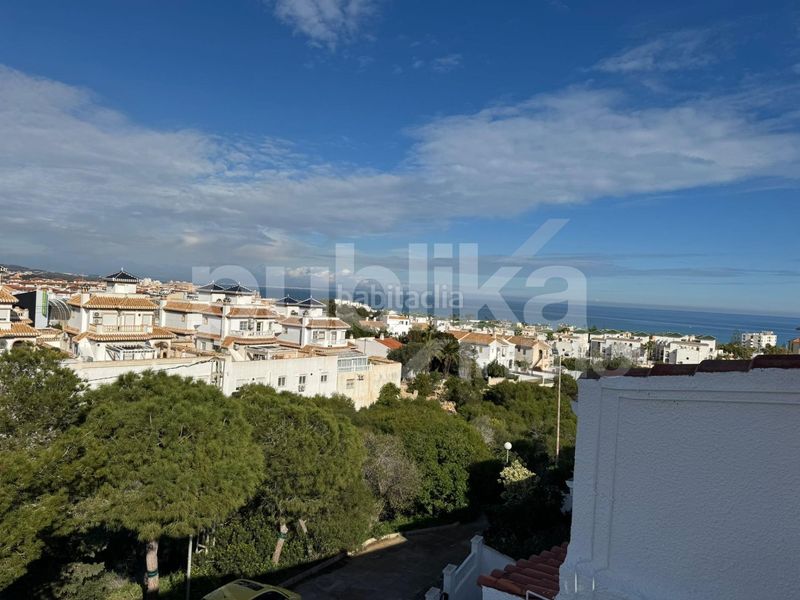 Foto fe4fb5ac-00da-47e1-9f7d-e9cd764a2b5e. Casa adossada amb piscina a Torreblanca Torrevieja
