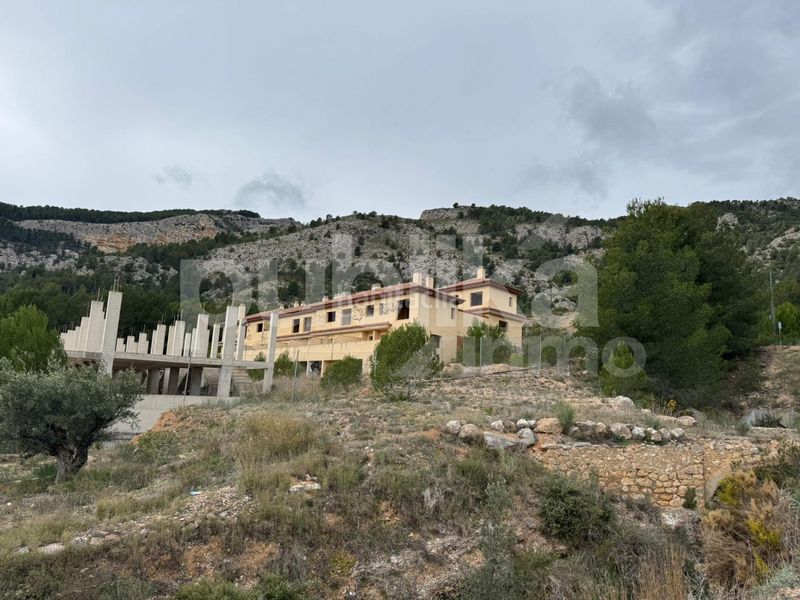 Foto 2f609aca-19a3-4221-92d1-f776c7b00636. Edifici a Zona Nord Alcoi