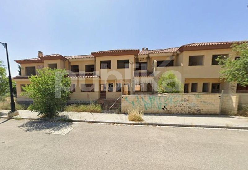 Foto 57d0e67f-b53c-47ca-8745-1d18fcc3b2c1. Edifici a Zona Nord Alcoi