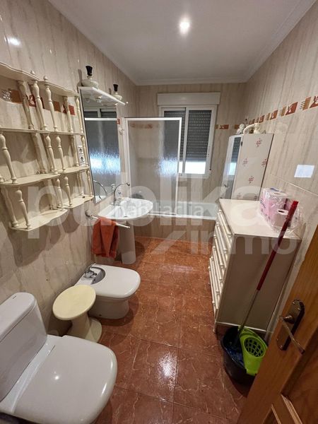 Foto 02aefe06-4d5a-4d82-a9ee-c6c21c52451a. Edificio en calle de san antonio 63 edificio de 3 alturas más terraza en venta en Santa Pola