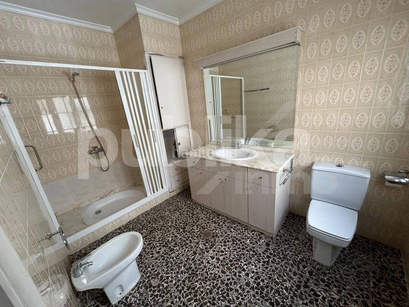 Foto b994a1a3-ebb2-40e8-97a1-6986bb3f36d1. Edificio en calle de san antonio 63 edificio de 3 alturas más terraza en venta en Santa Pola