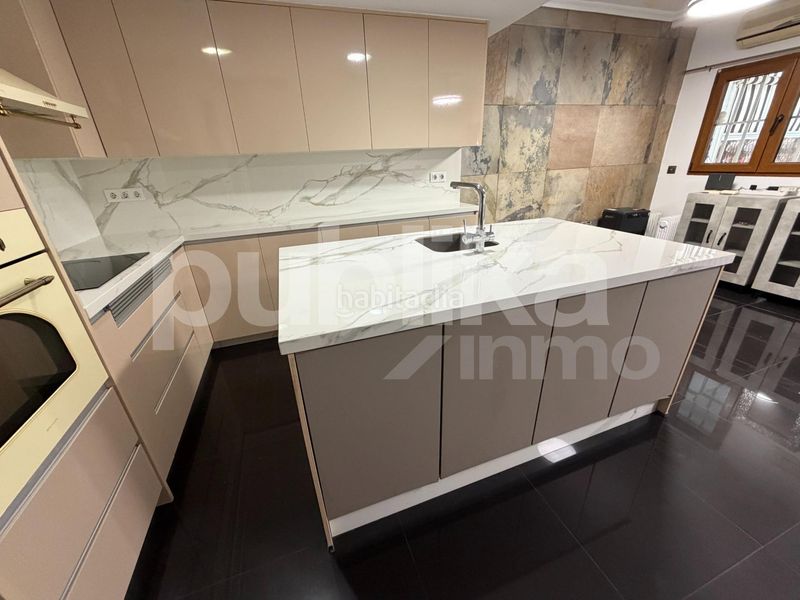 Foto 3d40d176-6da6-49e5-8d1b-8cbe5c0eb725. Tríplex a avenida zaragoza 10 a Gran Playa Santa Pola