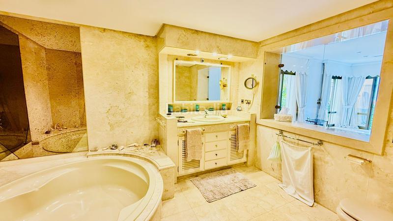 Foto b62a6290-0028-4445-9a8d-f669892f3b64. Chalet avec piscine dans Los Monteros Marbella