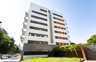 Aparcament cotxe a Carrer de joana raspall 44. Amplias plazas de parking de nueva construcción en venta.