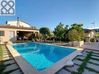 Casa a Piera. Encantadora casa con jardín y piscina en can martí piera