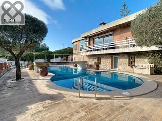 Casa a Sant Quirze Parc-Vallsuau-Castellet. Impresionante casa con vistas panorámicas y jardin exclusivo en