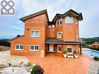Maison à Corbera de Llobregat. Elegancia, espacio y vistas infinitas en santa maría de lavall