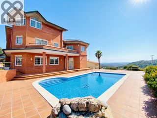 Casa  Calle siete. Elegancia, espacio y vistas infinitas en santa maría de lavall