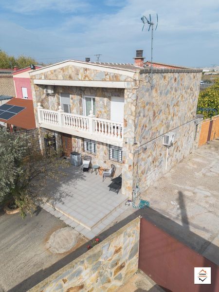 Foto ba2b8784-698a-4cbc-8255-f60bdfac8766. Casa adossada amb aparcament a Casetas-Villarrapa Zaragoza