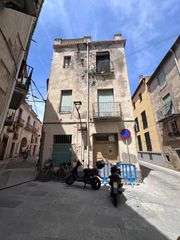 Edificio  Curtidors. Edificio en esquina en el casco antiguo de castelló dempúries  i