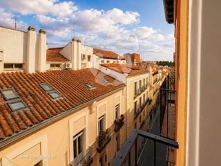 Location Appartement  Santa maría. Piso con balcón en planta alta exterior  barrio letras