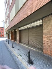 Local Comercial  Carrer maternitat d'elna. Local en la entrada de manresa.