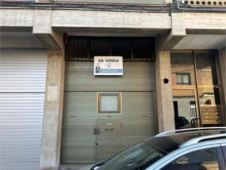 Local Comercial  Carrer carrer de sant magí. Garaje en venta con espacio ideal para taller o almacén.